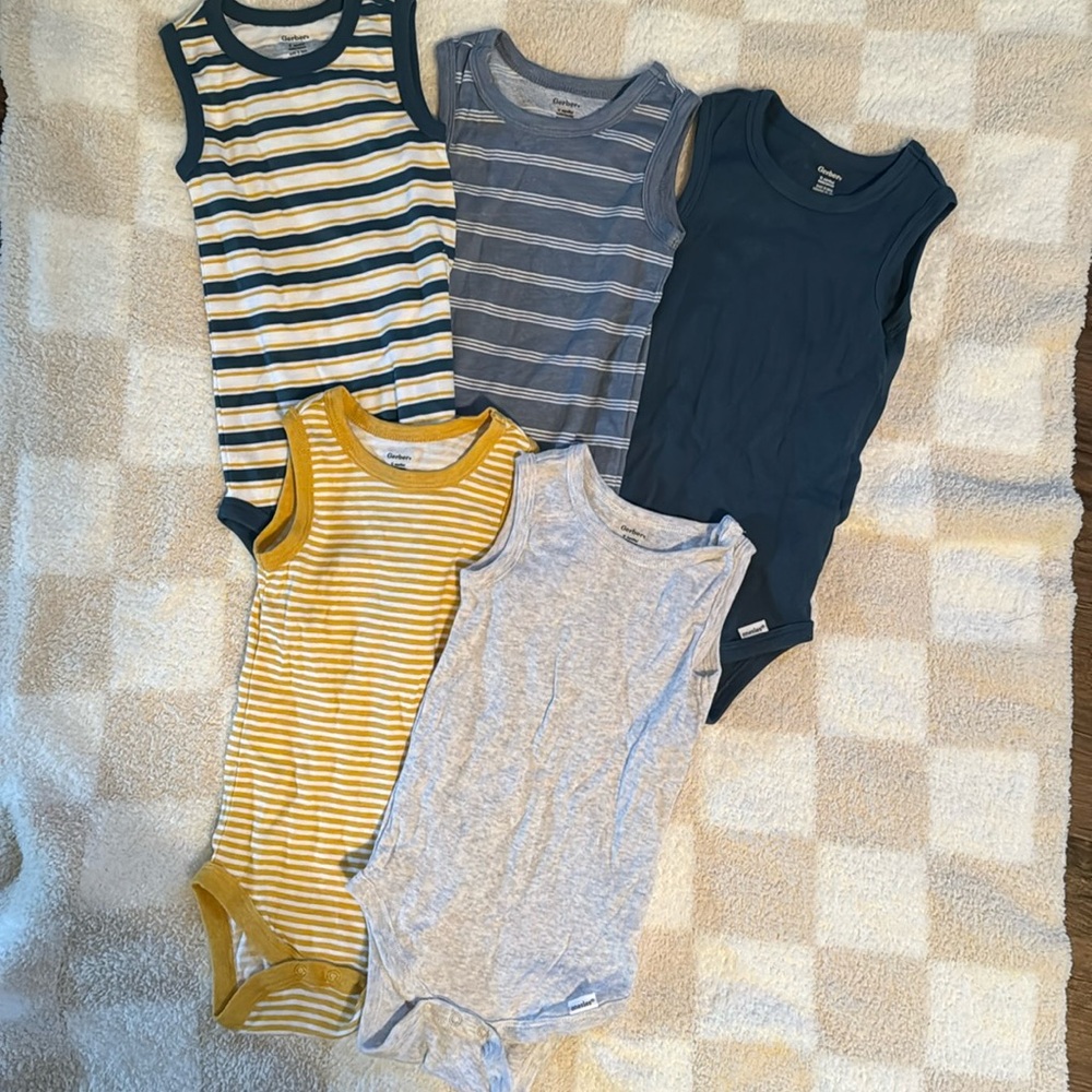 *NEVER WORN* set of 5 Gerber Onesies